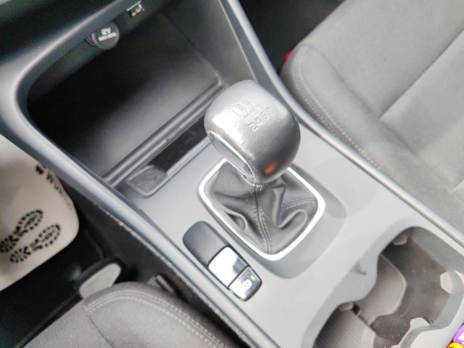 Volvo XC40 1.5 T3 MOMENTUM CORE, fotografija 20