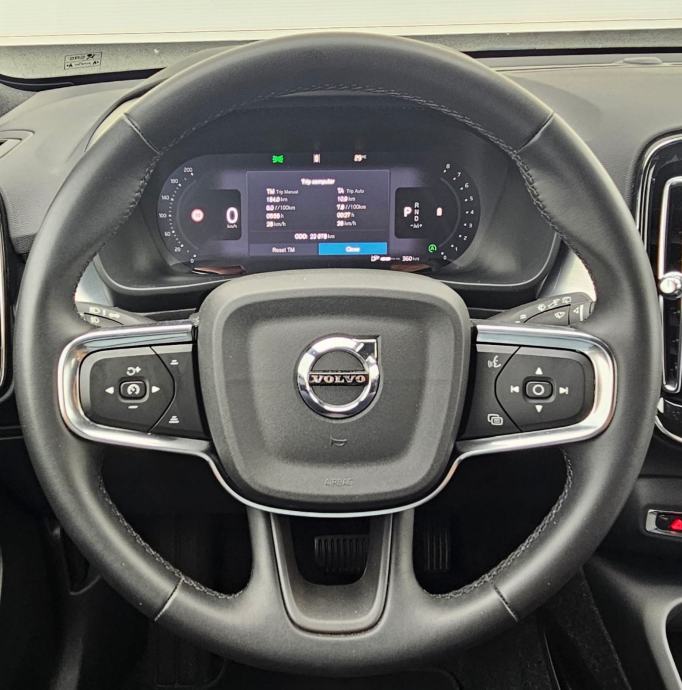 Volvo XC40 B3 2,0i automatik - 23000 km u PDVu HR auto, fotografija 13