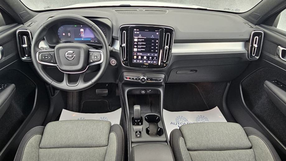 Volvo XC40 B3 2,0i automatik - 23000 km u PDVu HR auto, fotografija 7