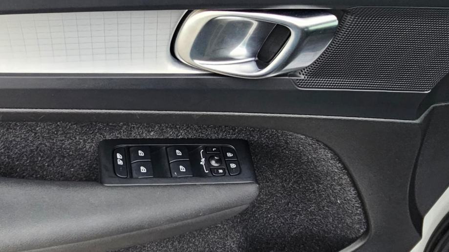 Volvo XC40 B3 2,0i automatik - 23000 km u PDVu HR auto, fotografija 20