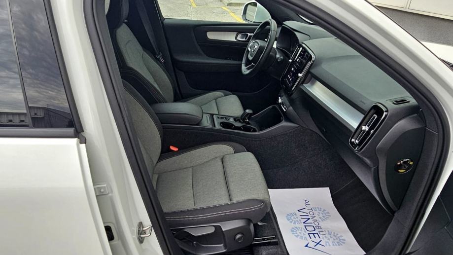 Volvo XC40 B3 2,0i automatik - 23000 km u PDVu HR auto, fotografija 12