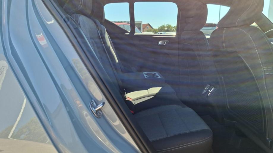 Volvo XC40 B3 MILD HYBRID PETROL CORE 163HP, JAMSTVO, fotografija 18
