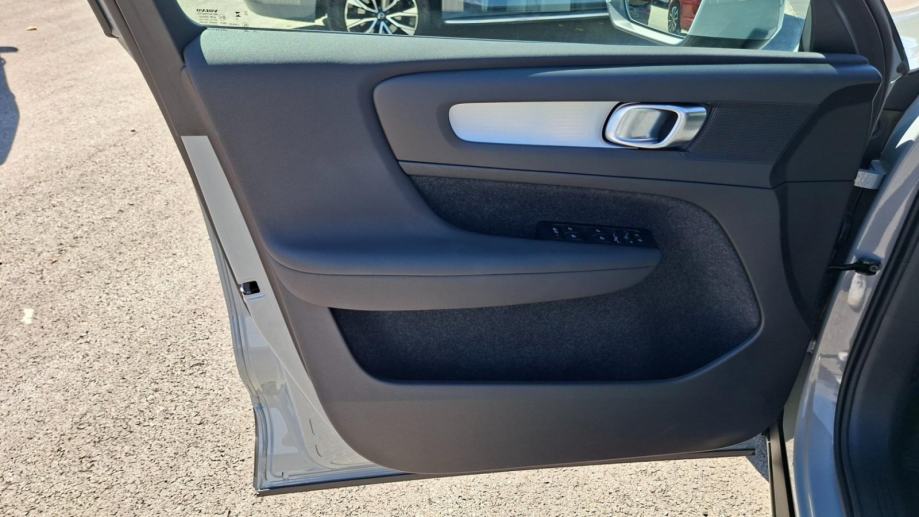Volvo XC40 B3 MILD HYBRID PETROL CORE 163HP, JAMSTVO, fotografija 19