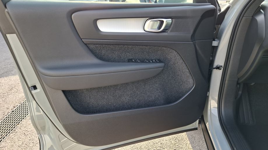 Volvo XC40 B3(P) CORE, NAV, KAMERA, TEMPOMAT, fotografija 19