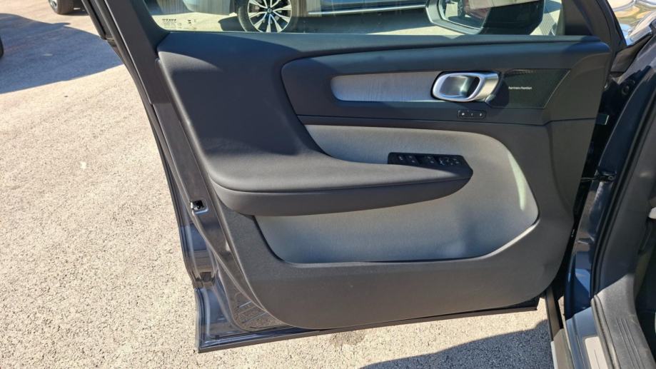 Volvo XC40 B4 MILD HYBRID PETROL ULTRA DARK, NAV, KAMERA, TEMPOMAT, JA, fotografija 19