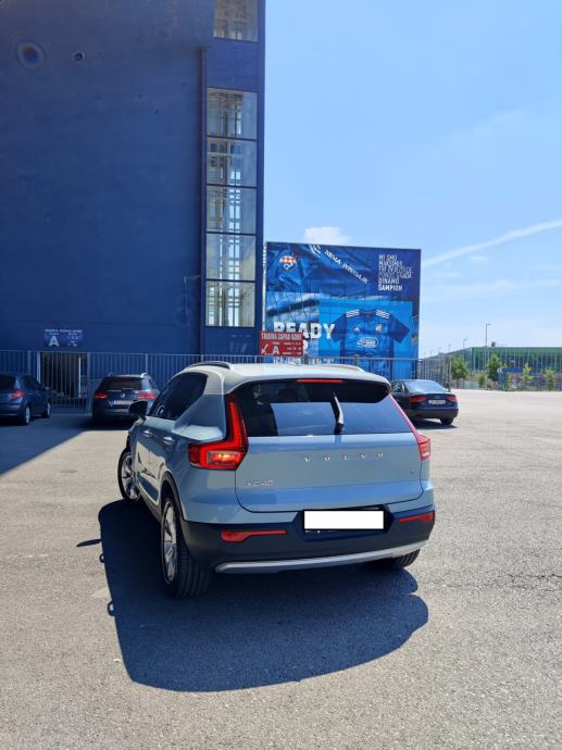 XC40 T4 2.0 Momentum 2WD AUTbogata oprema (autopilot, kuka, 360° cam