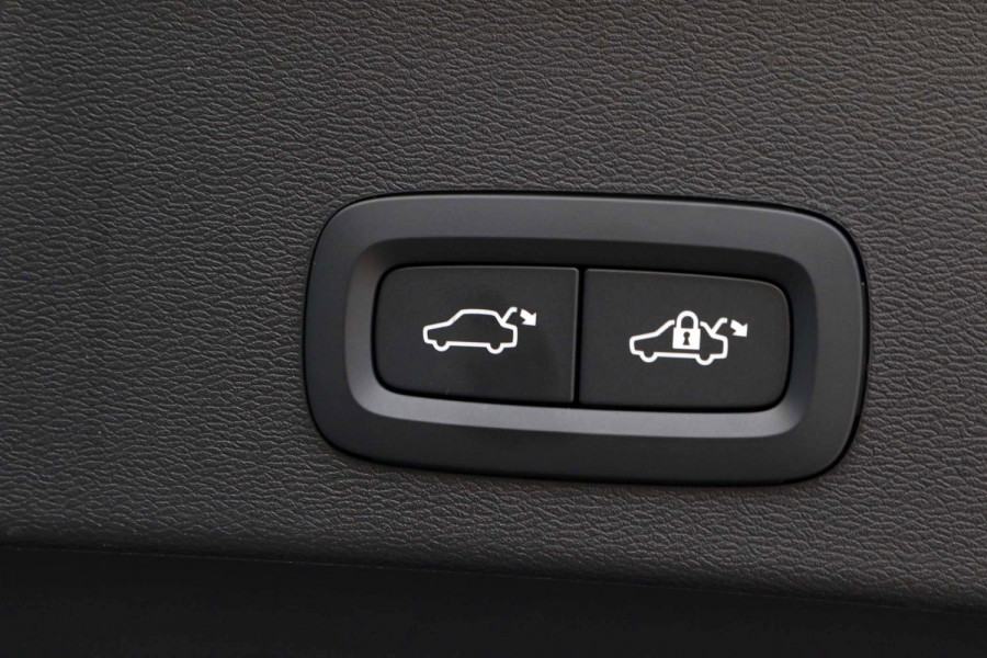 XC40 T4 2.0 Momentum 2WD AUTbogata oprema (autopilot, kuka, 360° cam