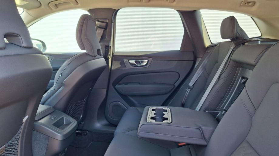Volvo XC60 2.0 B5 PLUS DARK, MALO KM, NOVE ZIMSKE GUME, JAMSTVO, fotografija 12