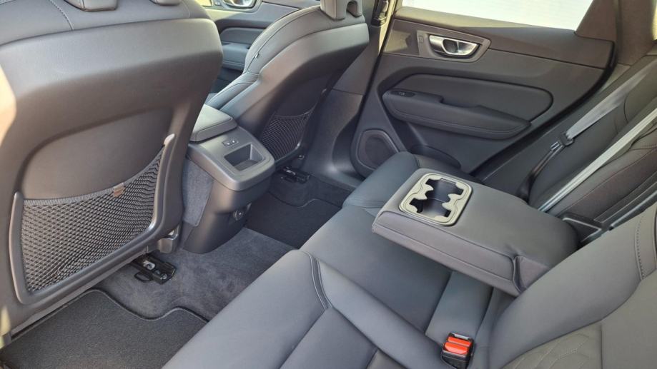 Volvo XC60 2.0 B5 PLUS DARK, MALO KM, NOVE ZIMSKE GUME, JAMSTVO, fotografija 13