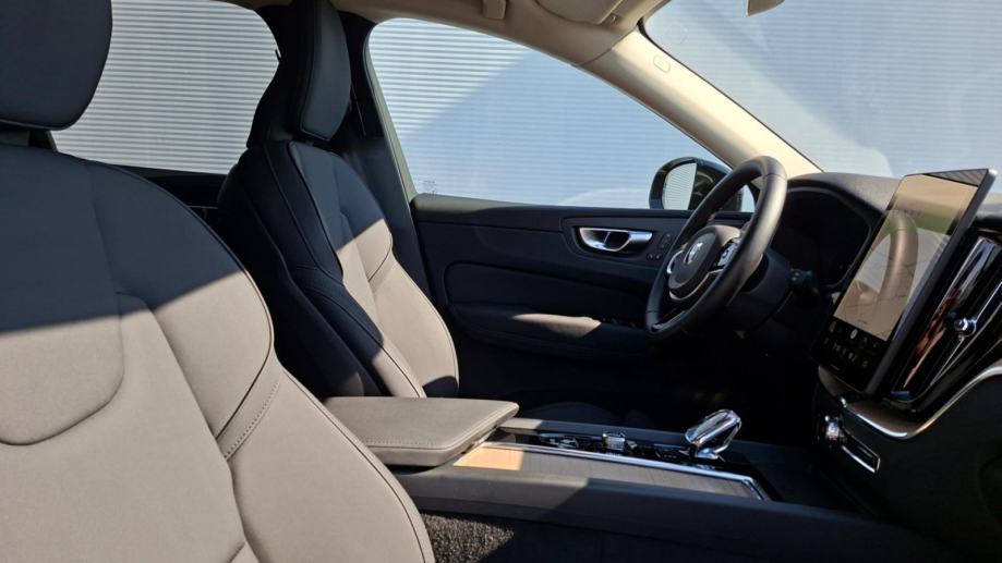 Volvo XC60 2.0 B5 PLUS DARK, MALO KM, NOVE ZIMSKE GUME, JAMSTVO, fotografija 14