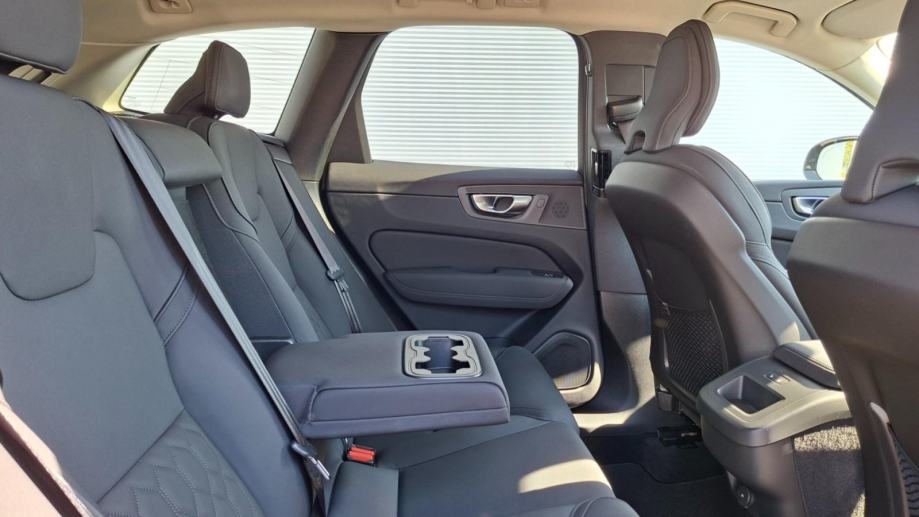 Volvo XC60 2.0 B5 PLUS DARK, MALO KM, NOVE ZIMSKE GUME, JAMSTVO, fotografija 15
