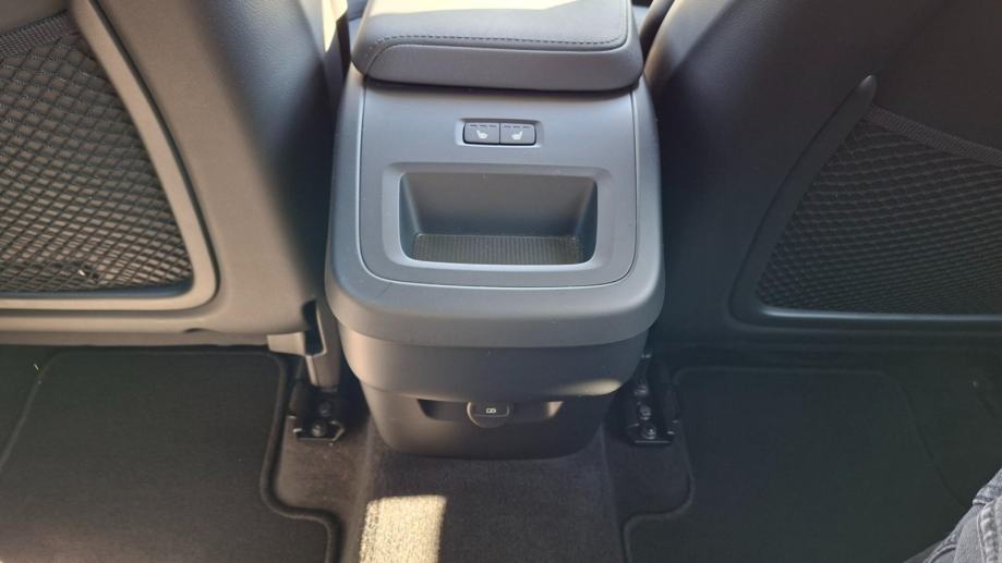 Volvo XC60 2.0 B5 PLUS DARK, MALO KM, NOVE ZIMSKE GUME, JAMSTVO, fotografija 19