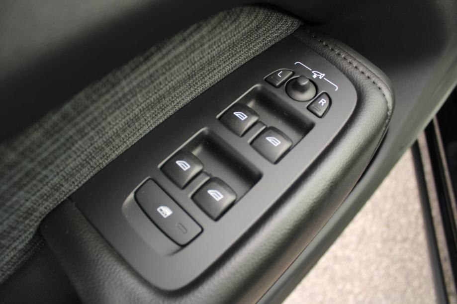 Volvo XC60 2.0D AUTOMATIK 4x4 *LED,NAVIGACIJA,KAMERA* - nije uvoz, fotografija 16