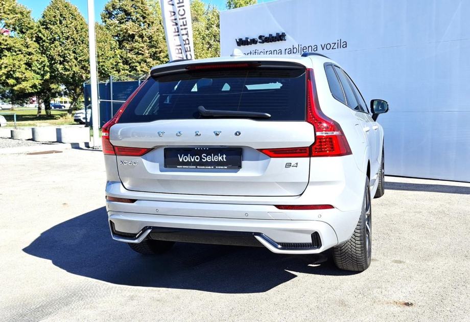 Volvo XC60 B4, FWD R-DESIGN, PANARAMA, NAV, TEMPOMAT, JAMSTVO, fotografija 5