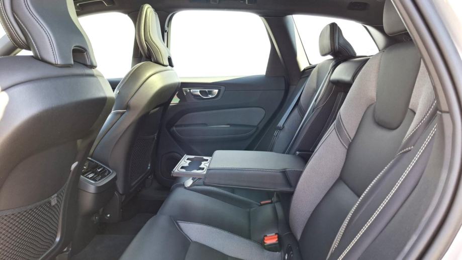 Volvo XC60 B4, FWD R-DESIGN, PANARAMA, NAV, TEMPOMAT, JAMSTVO, fotografija 13