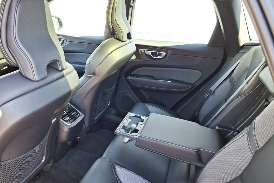 Volvo XC60 B4, FWD R-DESIGN, PANARAMA, NAV, TEMPOMAT, JAMSTVO, fotografija 14