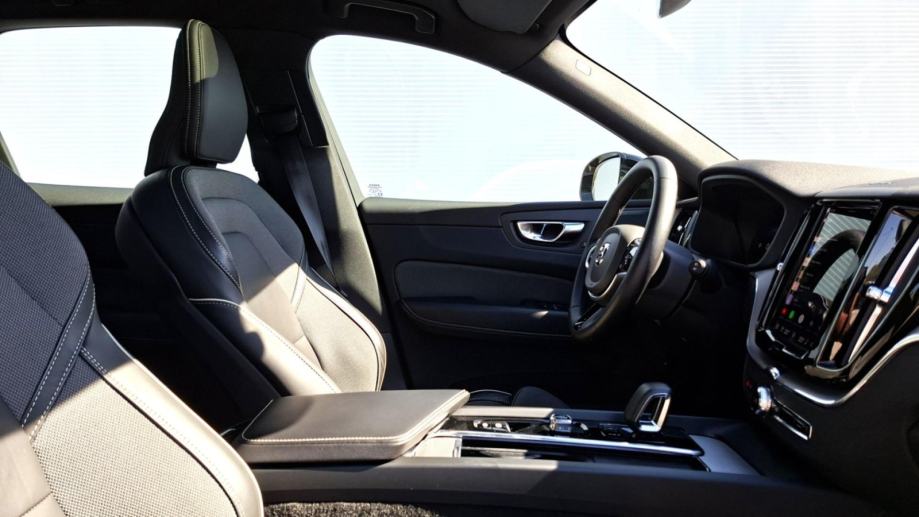 Volvo XC60 B4, FWD R-DESIGN, PANARAMA, NAV, TEMPOMAT, JAMSTVO, fotografija 16