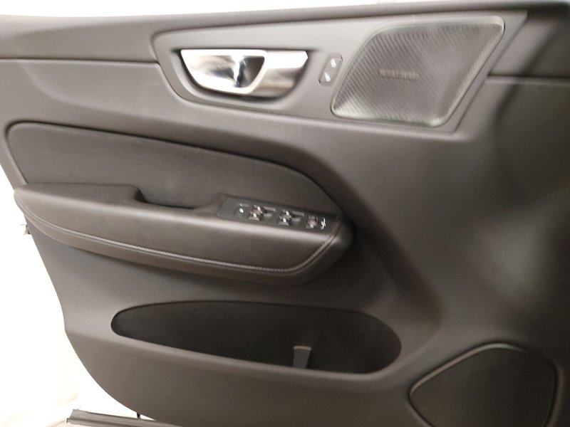 Volvo XC60 B4 Momentum Pro automatik • ACC • AHK, fotografija 5