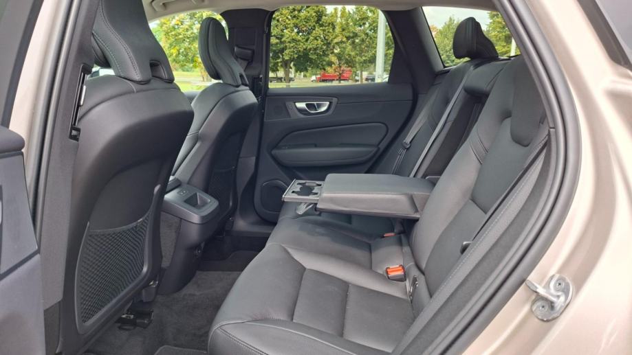 Volvo XC60 B4 PLUS DARK FWD, PANARAMA, NAV, TEMPOMAT, JAMSTVO, fotografija 16