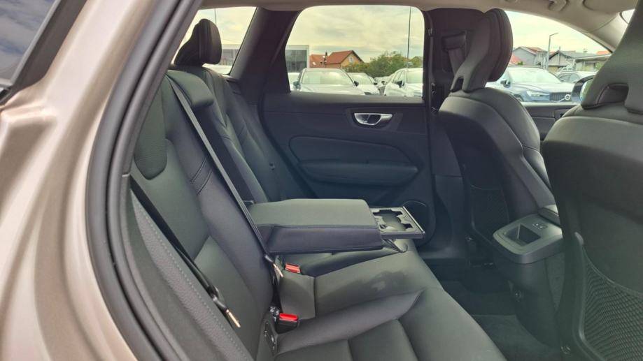 Volvo XC60 B4 PLUS DARK FWD, PANARAMA, NAV, TEMPOMAT, JAMSTVO, fotografija 18