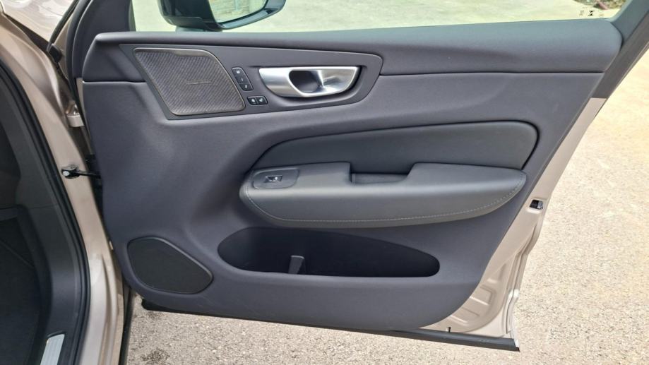 Volvo XC60 B4 PLUS DARK FWD, PANARAMA, NAV, TEMPOMAT, JAMSTVO, fotografija 20