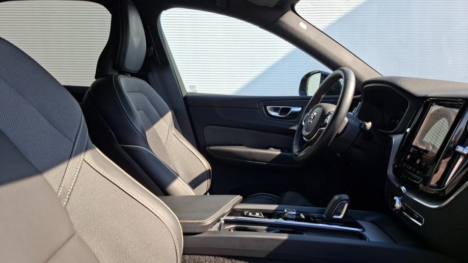 Volvo XC60 B4 R-DESIGN, JAMSTVO, fotografija 15