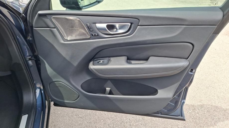 Volvo XC60 B4D AWD PLUS DARK, NAV, KAMERA, TEMPOMAT, JAMSTVO, fotografija 20