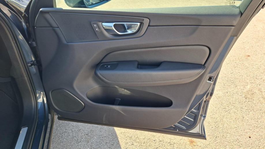 Volvo XC60 B4D PLUS BRIGHT, NAV , KAMERA, TEMPOMAT, JAMSTVO, fotografija 20