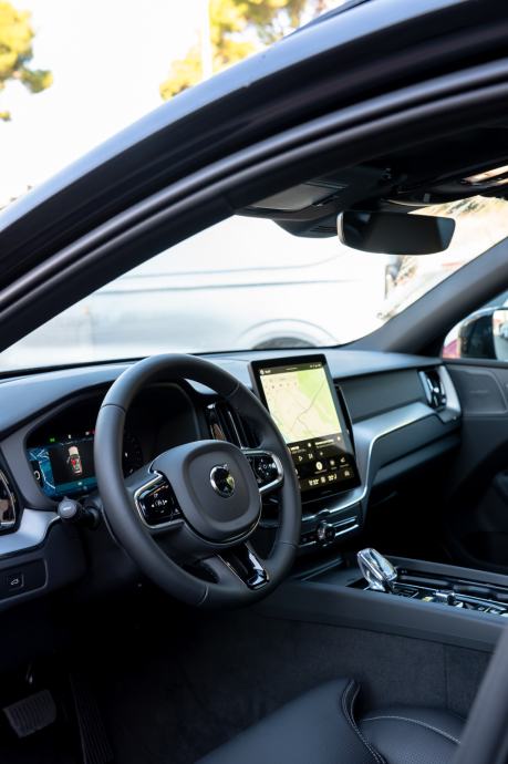 Volvo XC60 B5 Black Edition Ultra, fotografija 10