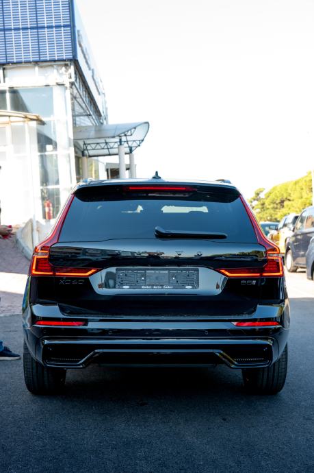 Volvo XC60 B5 Black Edition Ultra, fotografija 4