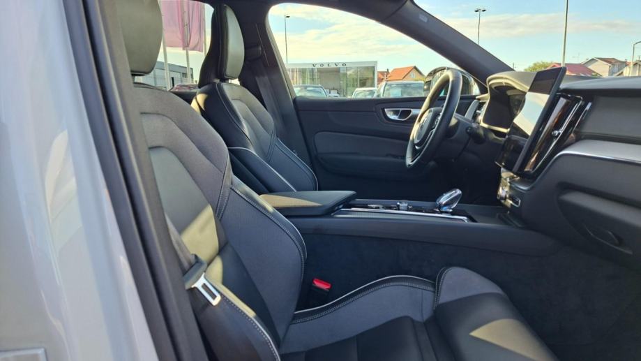 Volvo XC60 B5, ULTRA BACK EDITION , PANARAMA , NAV, TEMPOMAT, JAMSTVO, fotografija 16