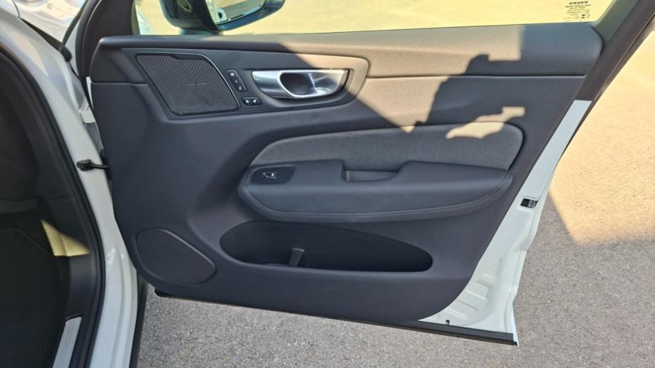 Volvo XC60 B5, ULTRA BACK EDITION , PANARAMA , NAV, TEMPOMAT, JAMSTVO, fotografija 19