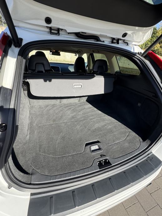 Volvo XC60 D4 AWD R-Design 2.4 163 KS, HR vozilo, servisna, pogled izvana - slika 5