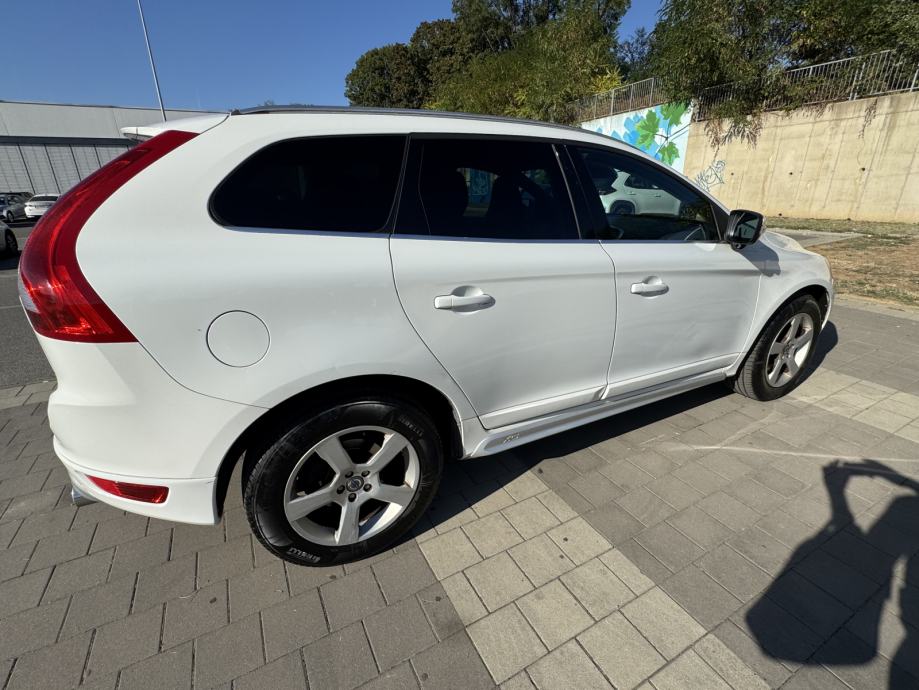 Volvo XC60 D4 AWD R-Design 2.4 163 KS, HR vozilo, servisna, fotografija 8
