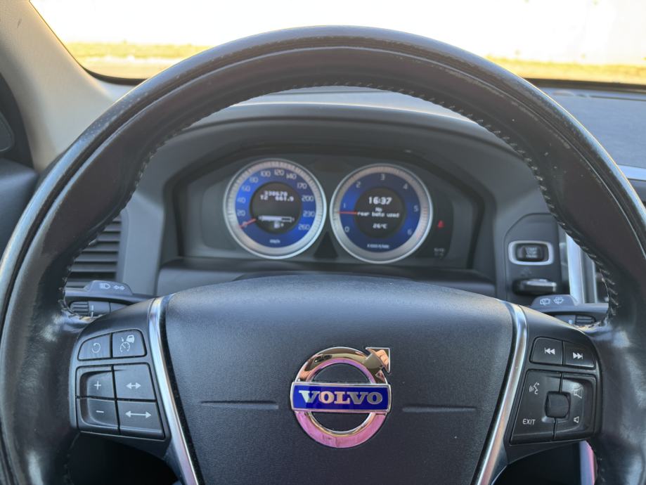 Volvo XC60 D4 AWD R-Design 2.4 163 KS, HR vozilo, servisna, fotografija 11