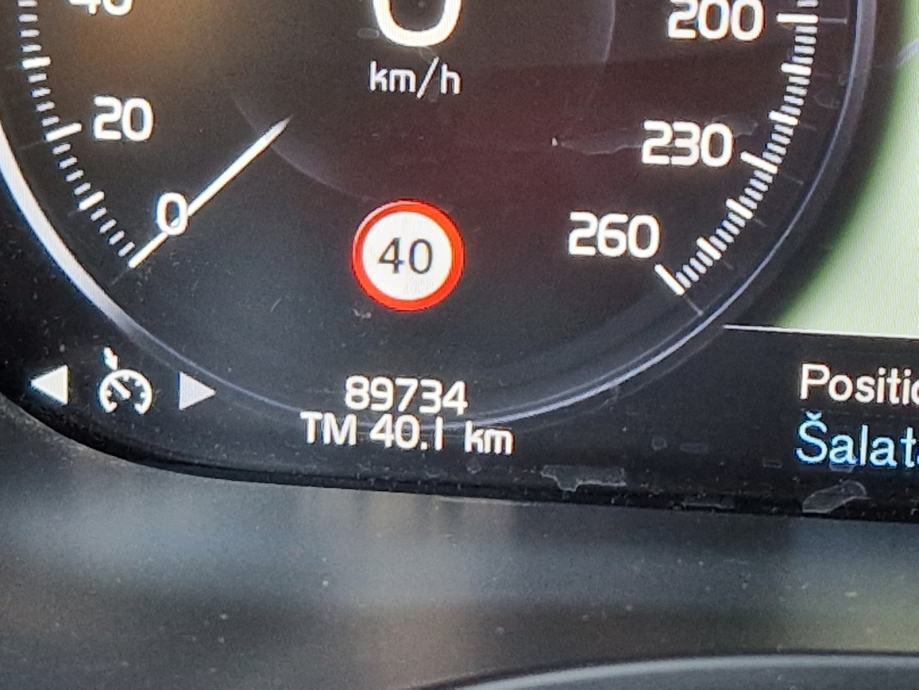 Volvo XC60 diesel, 90.000 km, servisna knjiga, nikad udaran, fotografija 9