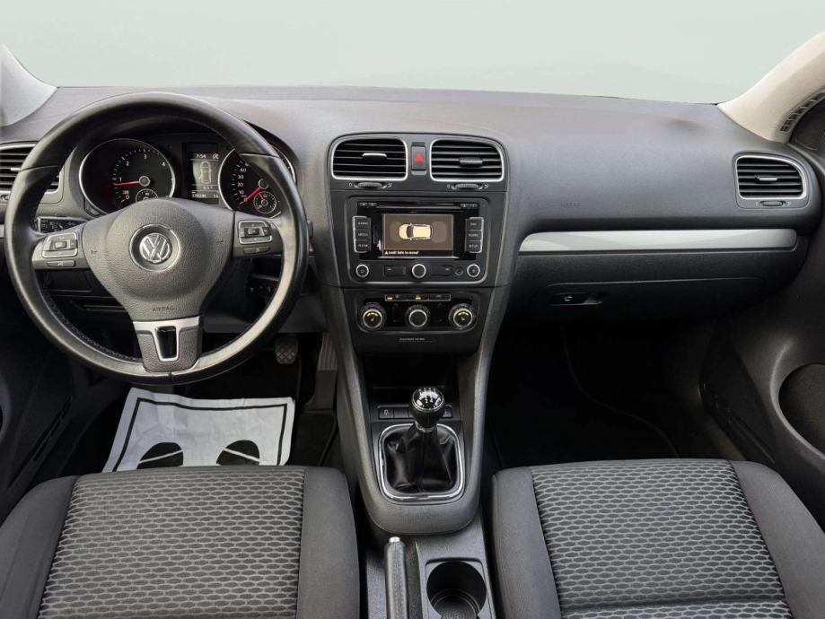 VW Golf 1,6 TDI**SENZORI**TEMPOMAT**REGISTRIRAN**, fotografija 7