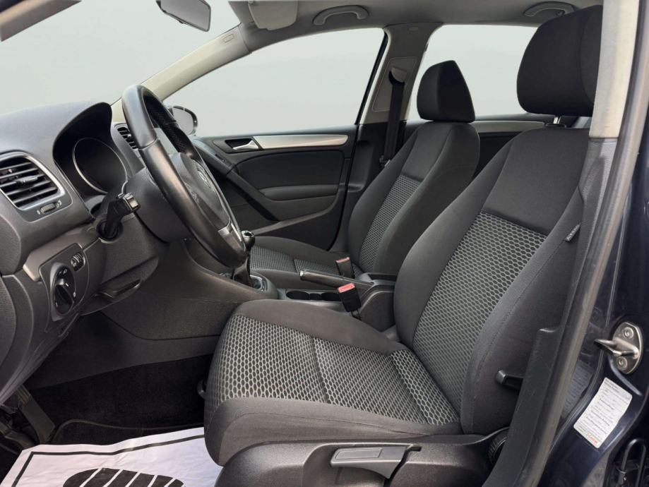 VW Golf 1,6 TDI**SENZORI**TEMPOMAT**REGISTRIRAN**, fotografija 9