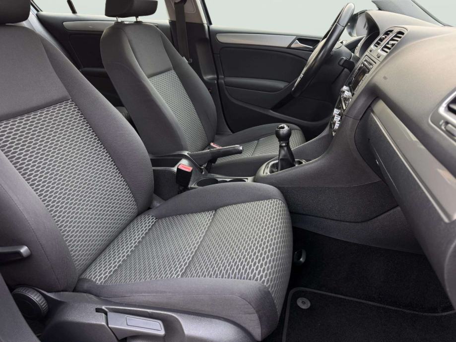 VW Golf 1,6 TDI**SENZORI**TEMPOMAT**REGISTRIRAN**, fotografija 10