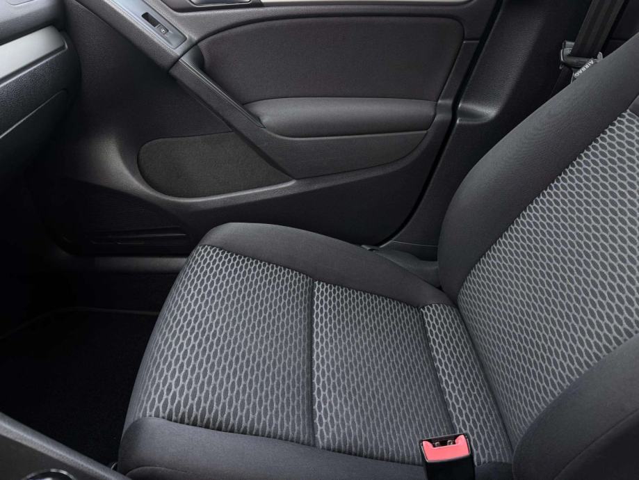 VW Golf 1,6 TDI**SENZORI**TEMPOMAT**REGISTRIRAN**, fotografija 11