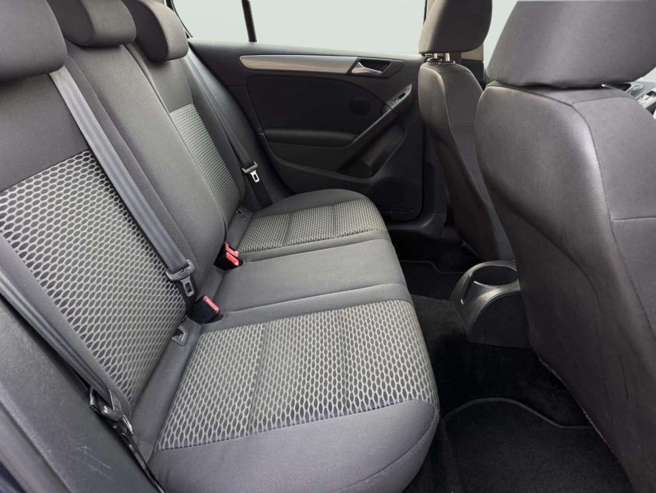 VW Golf 1,6 TDI**SENZORI**TEMPOMAT**REGISTRIRAN**, fotografija 12