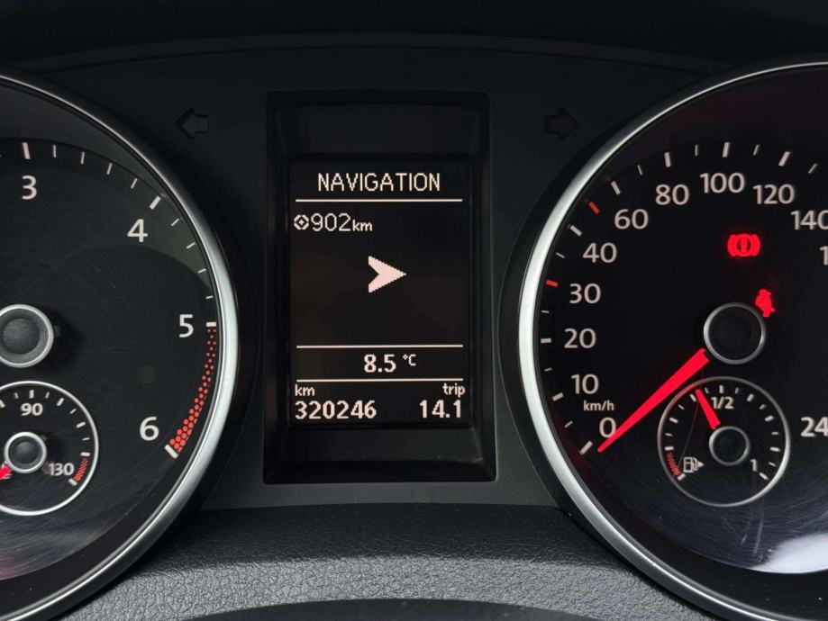 VW Golf 1,6 TDI**SENZORI**TEMPOMAT**REGISTRIRAN**, fotografija 15