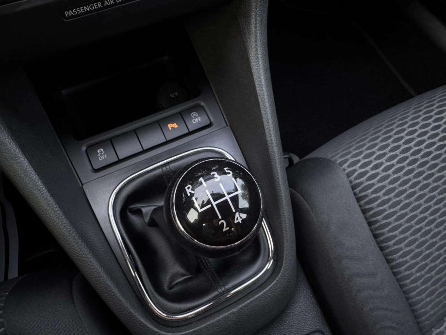 VW Golf 1,6 TDI**SENZORI**TEMPOMAT**REGISTRIRAN**, fotografija 16