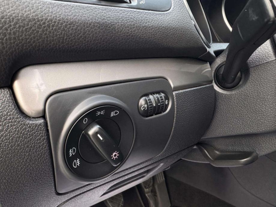 VW Golf 1,6 TDI**SENZORI**TEMPOMAT**REGISTRIRAN**, fotografija 18