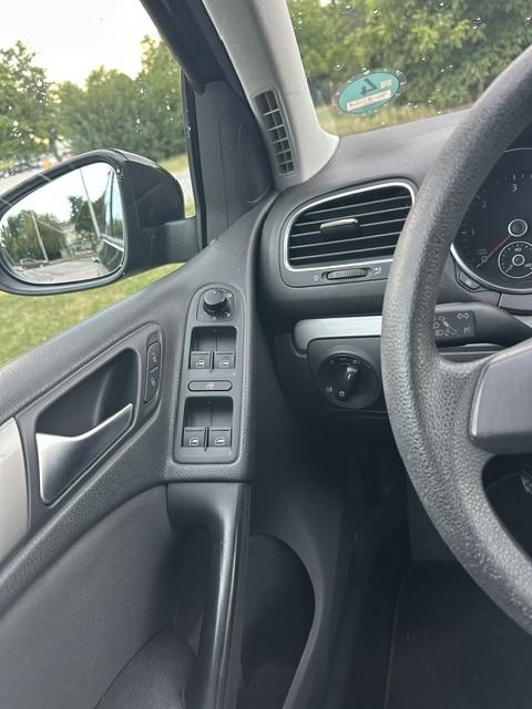 VW Golf 6 1,6 TDI Rabbit , uredno održavan, nove gume, fotografija 13