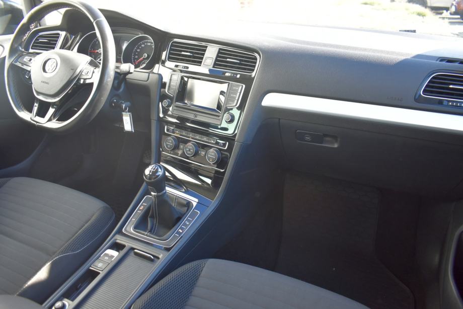 VW Golf 7 1.6 TDI Cup *SERVISNA,ALU NAPLATCI,NAVIGACIJA*, fotografija 8