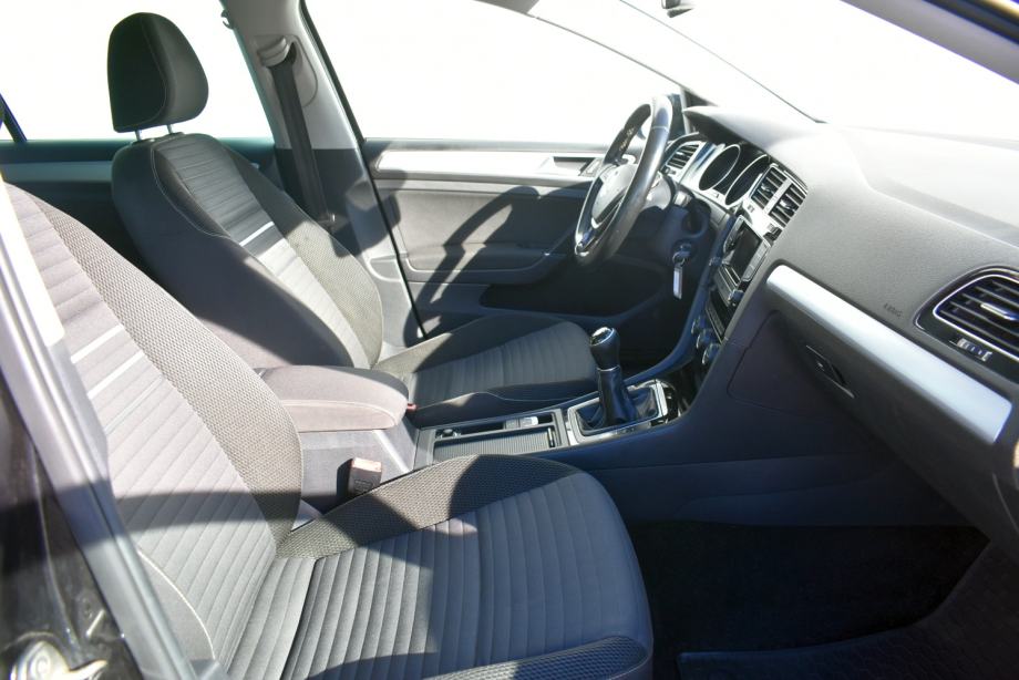 VW Golf 7 1.6 TDI Cup *SERVISNA,ALU NAPLATCI,NAVIGACIJA*, fotografija 5