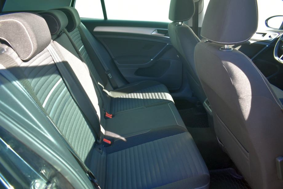 VW Golf 7 1.6 TDI Cup *SERVISNA,ALU NAPLATCI,NAVIGACIJA*, fotografija 6