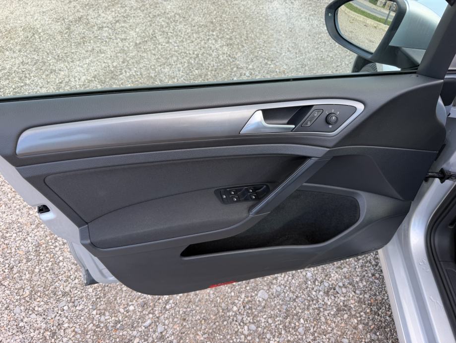 VW Golf 7 1,6 TDI - NAPRAVLJEN VELIKI SERVIS - NOVE GUME - GARANCIJA, fotografija 9