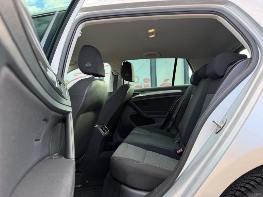 VW Golf 7 1,6 TDI - NAPRAVLJEN VELIKI SERVIS - NOVE GUME - GARANCIJA, fotografija 11